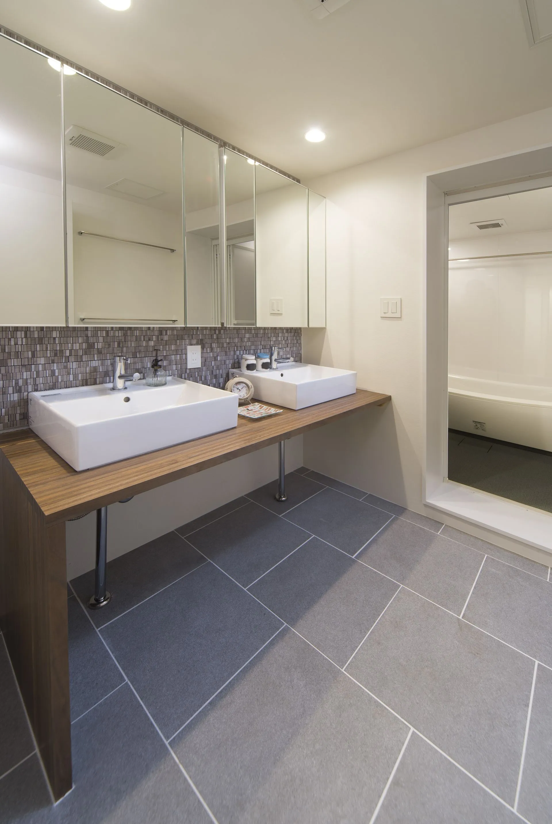 鏡の中の自分と向き合う場所。3つのスタイルから探す「私らしい」洗面所の作り方