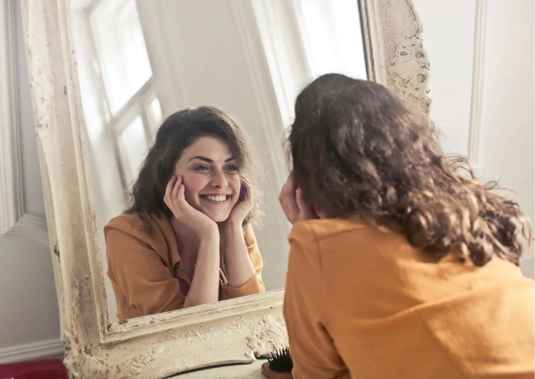 鏡の中の自分と向き合う場所。3つのスタイルから探す「私らしい」洗面所の作り方