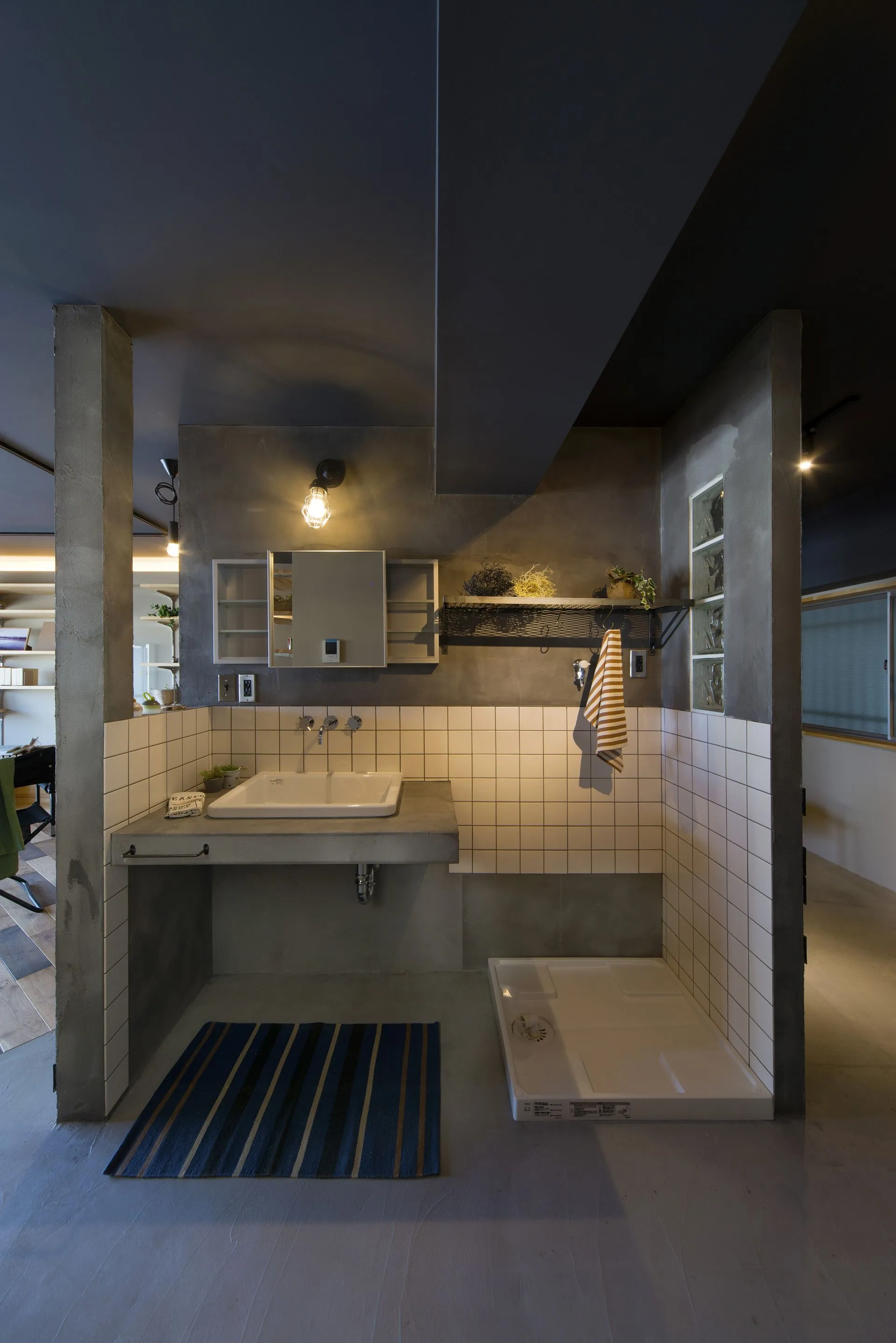 鏡の中の自分と向き合う場所。3つのスタイルから探す「私らしい」洗面所の作り方