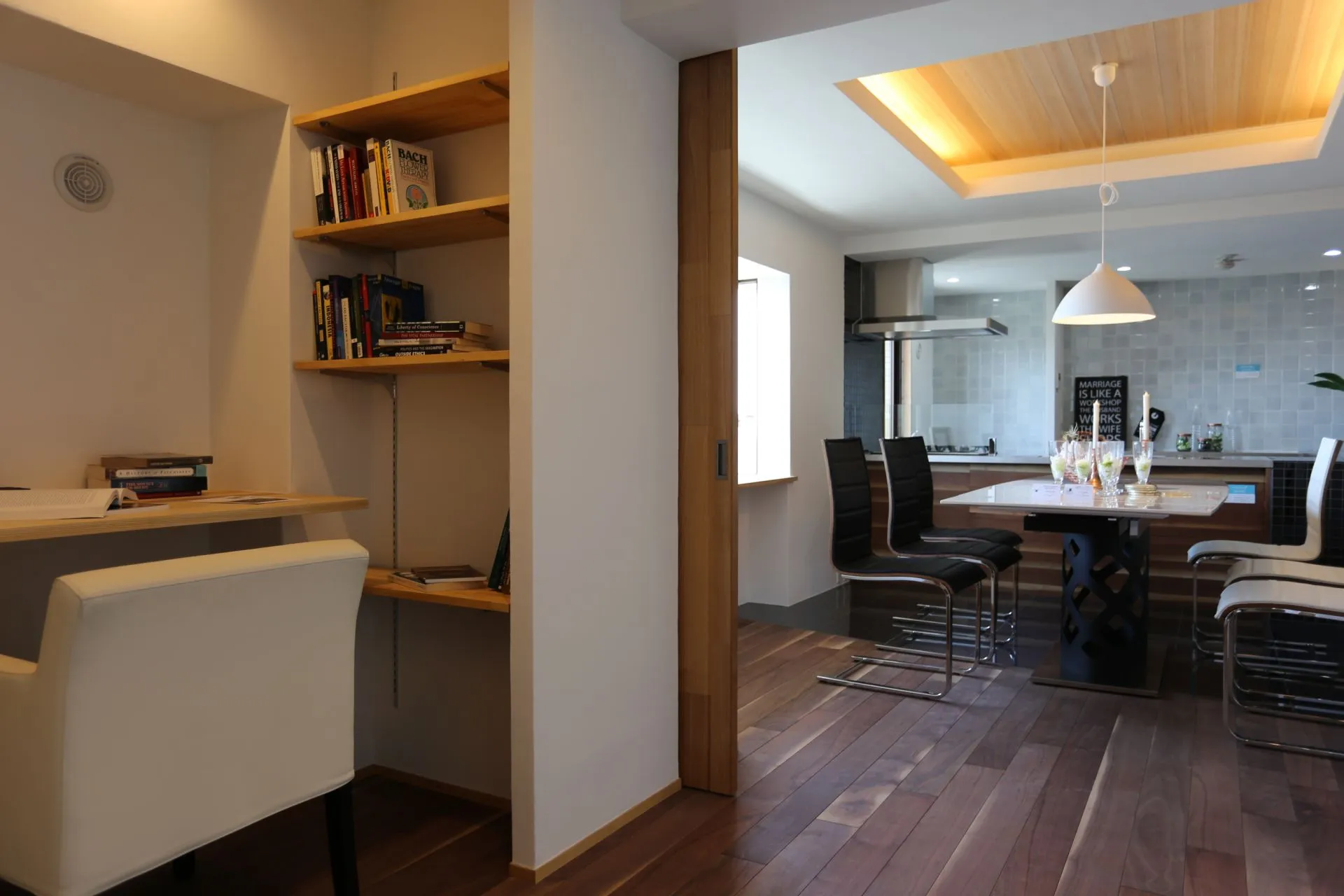 暮らしと仕事の新しいカタチ。リビングワークスペースの「光と影」