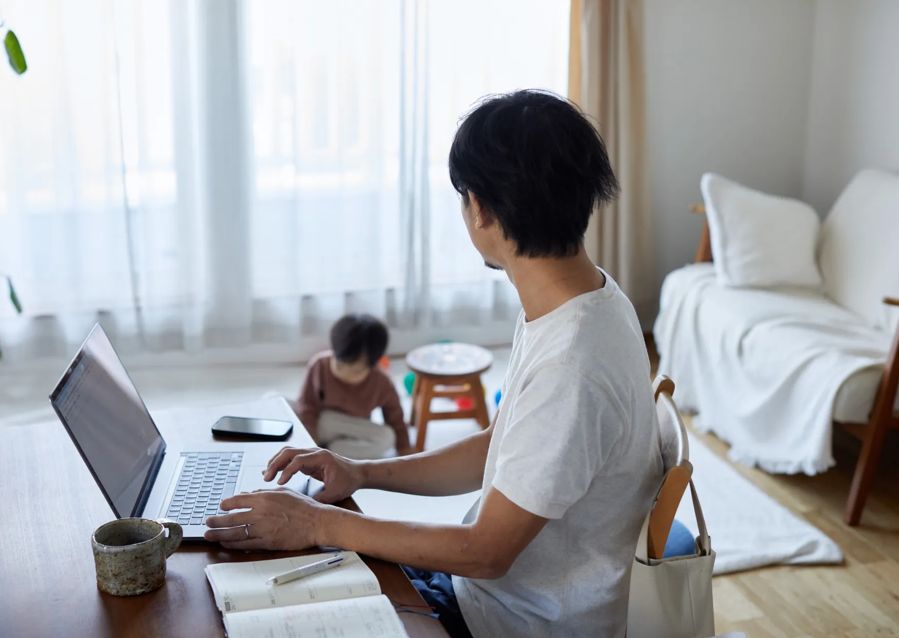 暮らしと仕事の新しいカタチ。リビングワークスペースの「光と影」