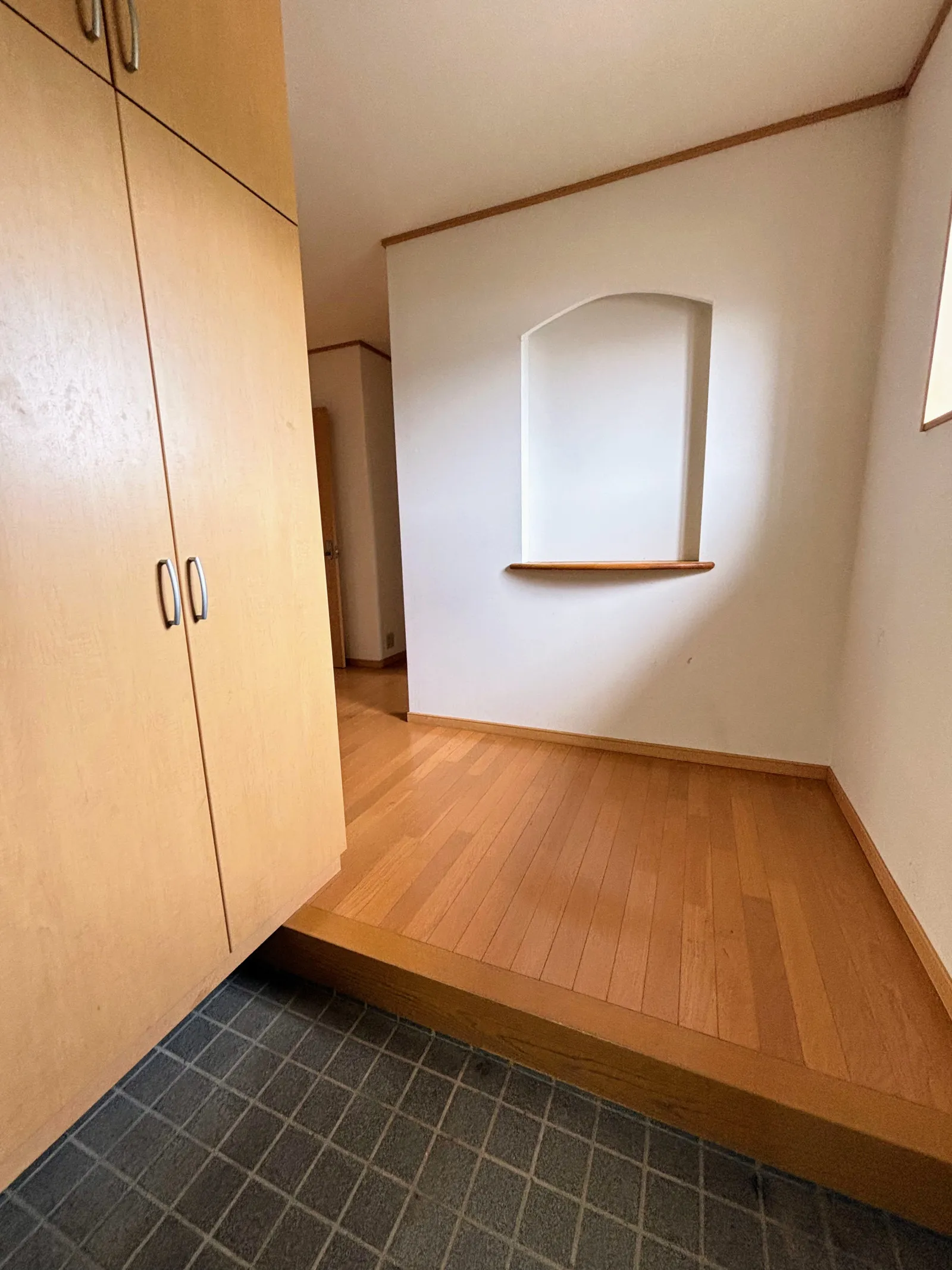 下足や雨具も収納たっぷりですっきりした玄関です