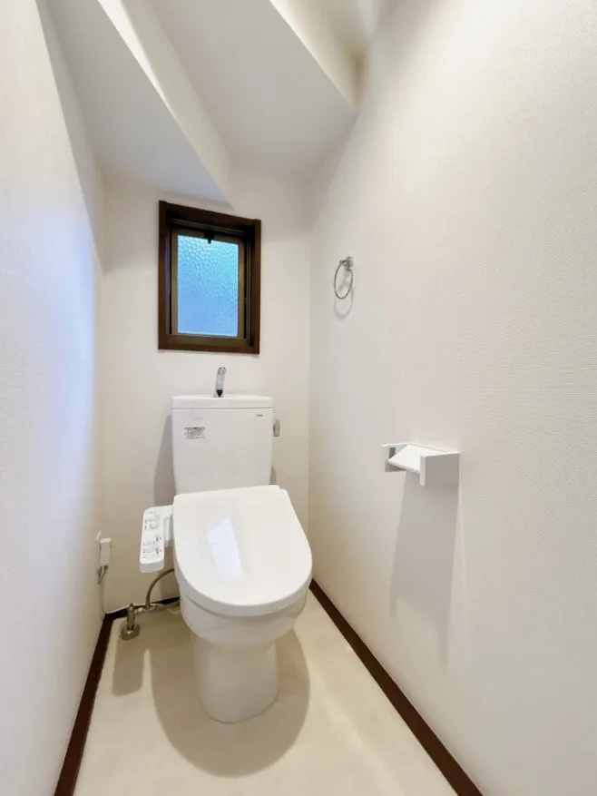 【リフォーム済】トイレは新品のものと交換いたしました。天井と壁は下地処理後、クロス張りで明るい空間にいたしました。