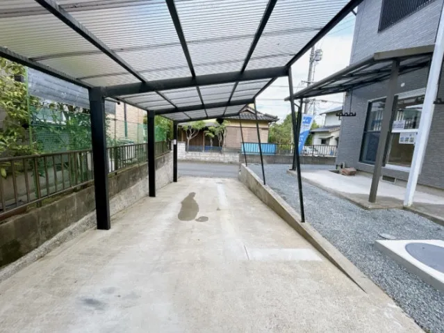 【リフォーム済】駐車場の写真です。車種によりますが縦列で3台駐車可能です。土間打ちと屋根があるので雨の時は濡れずに乗り降りができますね。
