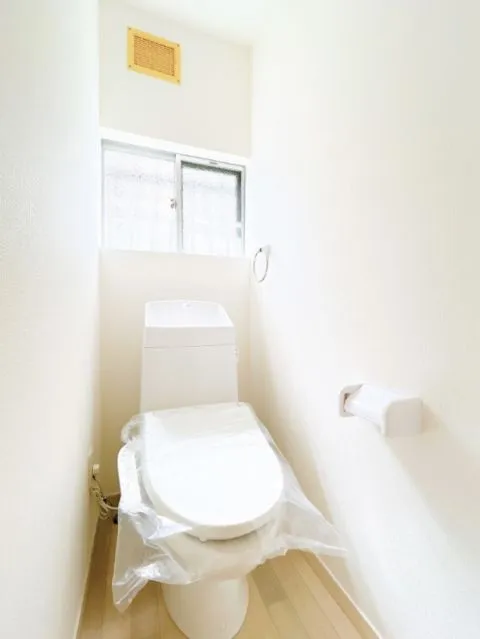【リフォーム済】新しいトイレを設置しました。床のクッションフロアも変え一新しました。新しいものですので安心してお使いいただけます。