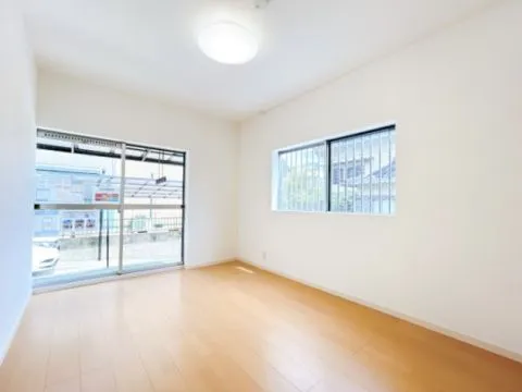 【リフォーム済】1階和室を6帖洋室へ変更。2面採光のお部屋なので明るい印象のお部屋となっています。