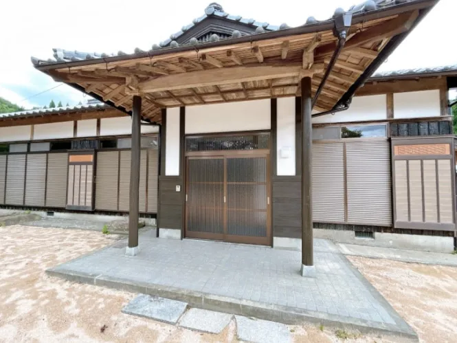 【リフォーム済】お屋敷のような構えが特徴的な玄関です。