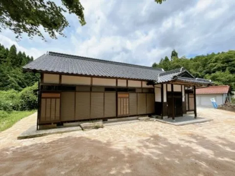 【リフォーム済】現地外観別角度からの写真です。敷地は広々221坪。理想の田舎ライフを実現できる十分な広さが魅力的です。