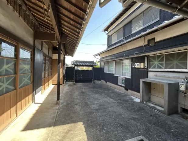 【リフォーム済】母屋と納屋と中庭の写真。アウトドア用品や多趣味の方も収納に困りません。