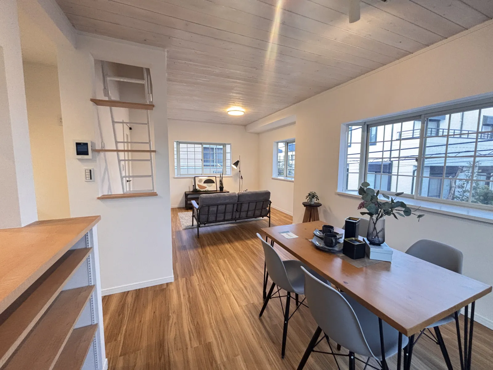 ダイニング側から見てもおしゃれ。さらに上には小屋裏収納がございます。