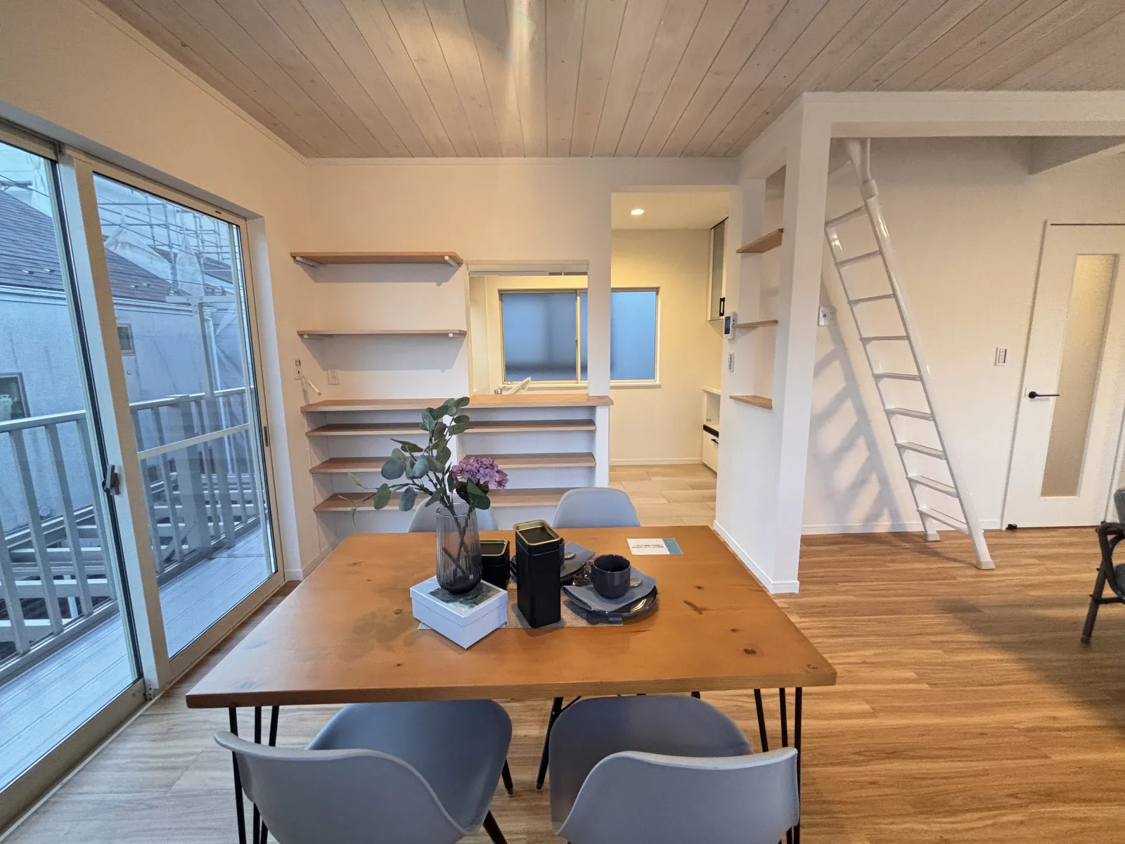 ダイニングからキッチンを眺めてみます。セミオープンなキッチンなので、汚れがリビングへ漏れる心配もないですね。