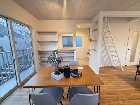 ダイニングからキッチンを眺めてみます。セミオープンなキッチンなので、汚れがリビングへ漏れる心配もないですね。