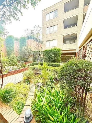 「自由が丘」駅までバス8分！落ち着いた住環境のマンション☆彡