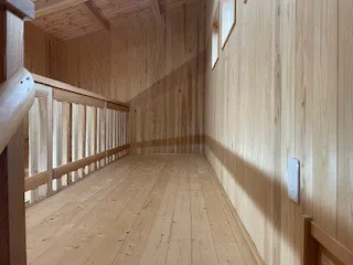 階段を登るとロフトが！収納に便利