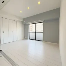 【洋室約６．０帖】落ち着いたブルーグレーのアクセントクロスがお洒落なお部屋です！