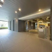 【エントランス】重厚感あるエントランス。二重オートロックシステムで家族の暮らしを守ります。