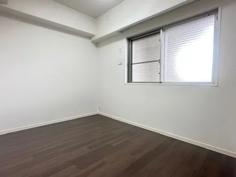 北西の5.2帖の洋室です。 こちらのお部屋にも窓があるので、日中でも日差しが差し込んできますよ。