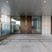 【2階エントランス】セキュリティ充実！24時間セキュリティシステムを採用、全住戸の玄関と窓に防犯センサ