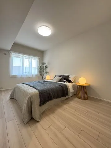 【洋室約７．０帖】主寝室に相応しい広さのあるお部屋です。