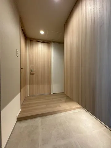 【玄関】扉を開けた瞬間から上質な住空間が広がります。優しい木の色合いで帰宅時にほっとできる玄関です。