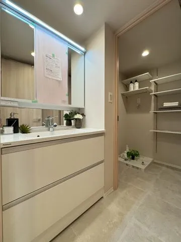 【洗面室】すっきり使える収納豊富な洗面台。シャワー付水栓でお掃除もしやすく清潔に保てます。