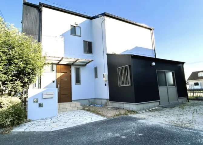 【一部リフォーム済】外壁・屋根塗装完了いたしました。外壁のメインはホワイト、アクセントでブラックの塗装をいたしました。