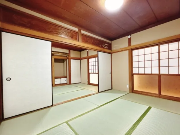 【リフォーム済】玄関右手の和室は続き間になっており、襖を取り外せば12畳以上の広さに。日当たりの良さも魅力。