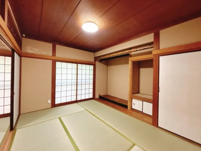 【リフォーム済】玄関右手の和室。畳は表替えを行い、襖、障子を張替えました。