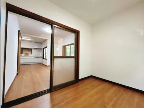 【リフォーム済】リビングに併設する納戸表記のお部屋です。ピアノの練習をする部屋として増築されており、準防音仕様の個部屋です。
