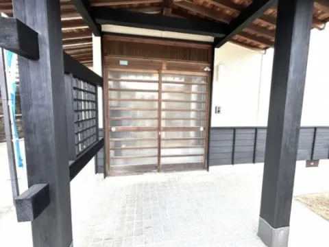 【リフォーム済】玄関扉は雰囲気がよいのでそのまま使用しました。