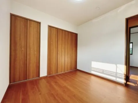 【リフォーム済】階段を上がり右手のお部屋は和室から洋室に改装しました。こりらはクローゼットつきでお洋服をかけられるようパイプハンガーを設置しています。