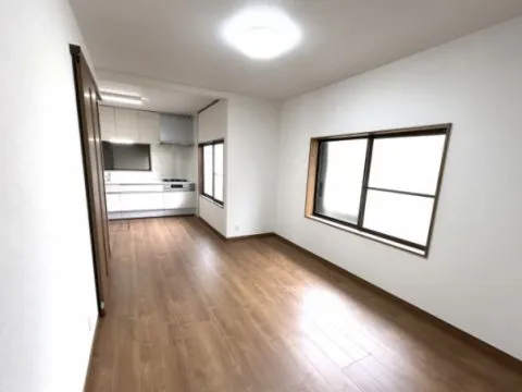 【リフォーム済】和室をリビングに改装しました。家族の集まるお部屋だからこそ、ダイニングキッチンとの間の間仕切り壁を撤去し、空間的な一体化を求めました。