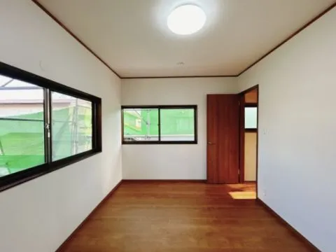 【リフォーム済】階段を上がり左手のお部屋です。2面採光で日中は明るいです。
