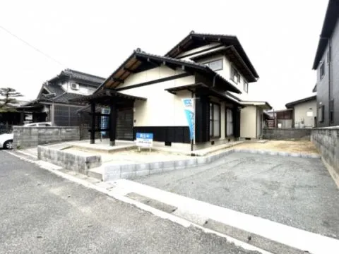 【リフォーム済】建物外観の別角度からの写真。ブロック塀を解体し、1台分の駐車スペースを新設しました。既存の駐車場と合わせて3台駐車可能になります。