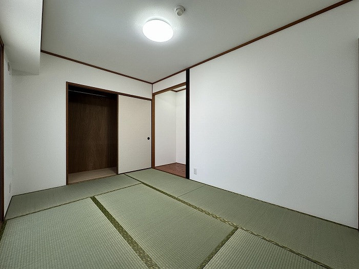 6帖の和室です。小さなお子様を遊ばせるのも柔らかい畳だと安心ですよ。和室があると気持ちもほっとなごみますね。客間としてもご家族の寝室としてもおすすめです。