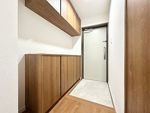 木のあたたかな色合いの玄関で安心感とぬくもりを感じる玄関ですね。シューズボックスも完備していますので、お靴がたくさんあってもすっきりと片付けておくことができます。