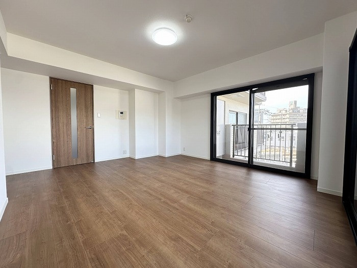 リビング別角度です。窓が大きいので解放感がありますね。家具の配置もしやすい間取りです。