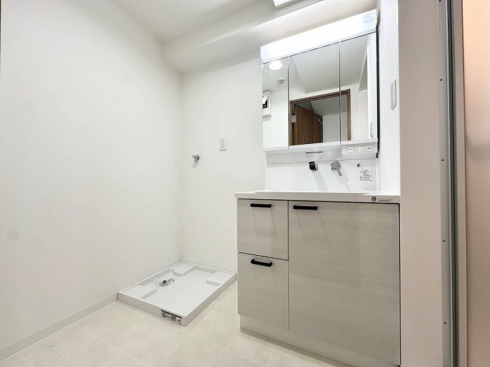 洗面台や洗濯パンも新品交換しております。洗面台は人気の三面鏡タイプで身支度がしやすいですよ。