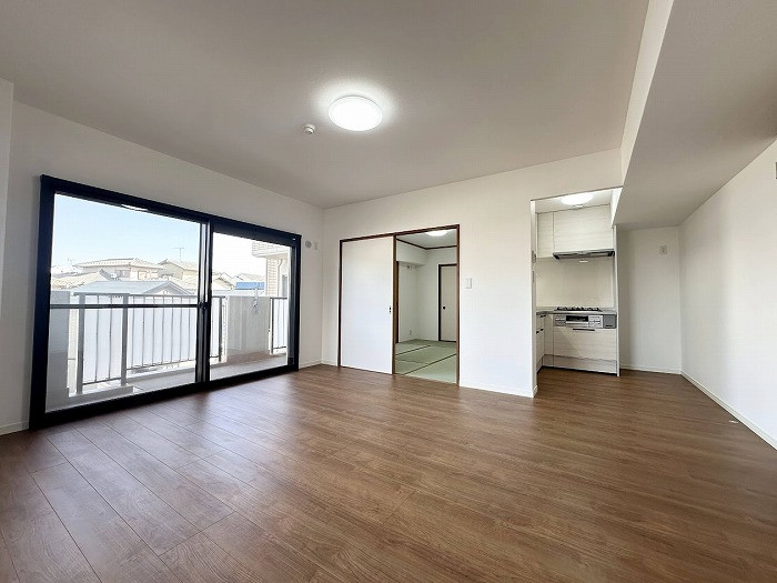 約11帖のリビングは2つのバルコニーに面しており採光性・風通しが確保された開放的な空間です。ご家族でゆっくりとくつろぐことができます。