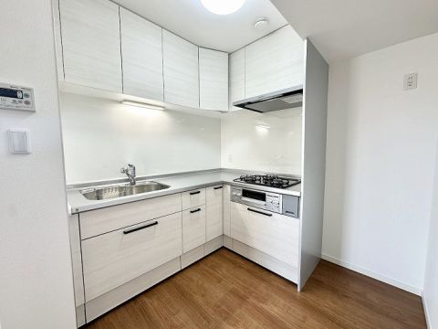 総戸数46戸のマンション8階建ての3階部分になります。駅近物件で眺望も良好です。