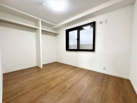 約4.5帖の洋室です。収納は扉を付けず、お部屋のスペースを広く確保できる造りになっています。洋服なども取り出しやすく、インテリアも楽しめますよ。お子様のお部屋にもおすすめです。