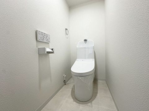 トイレも新品交換済みです。シンプルながら清潔感のある空間になっていますね。