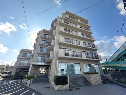 総戸数46戸のマンション8階建ての3階部分になります。駅近物件で眺望も良好です。