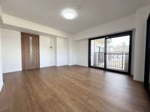 リビング別角度です。窓が大きいので解放感がありますね。家具の配置もしやすい間取りです。