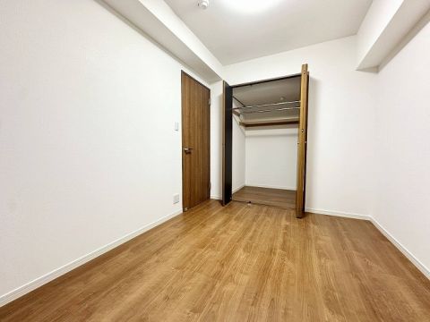 約5.5帖の洋室です。奥行のある収納が付いています。広さもありますので書斎としても子供部屋としても使えライフステージに合わせて使用できます。