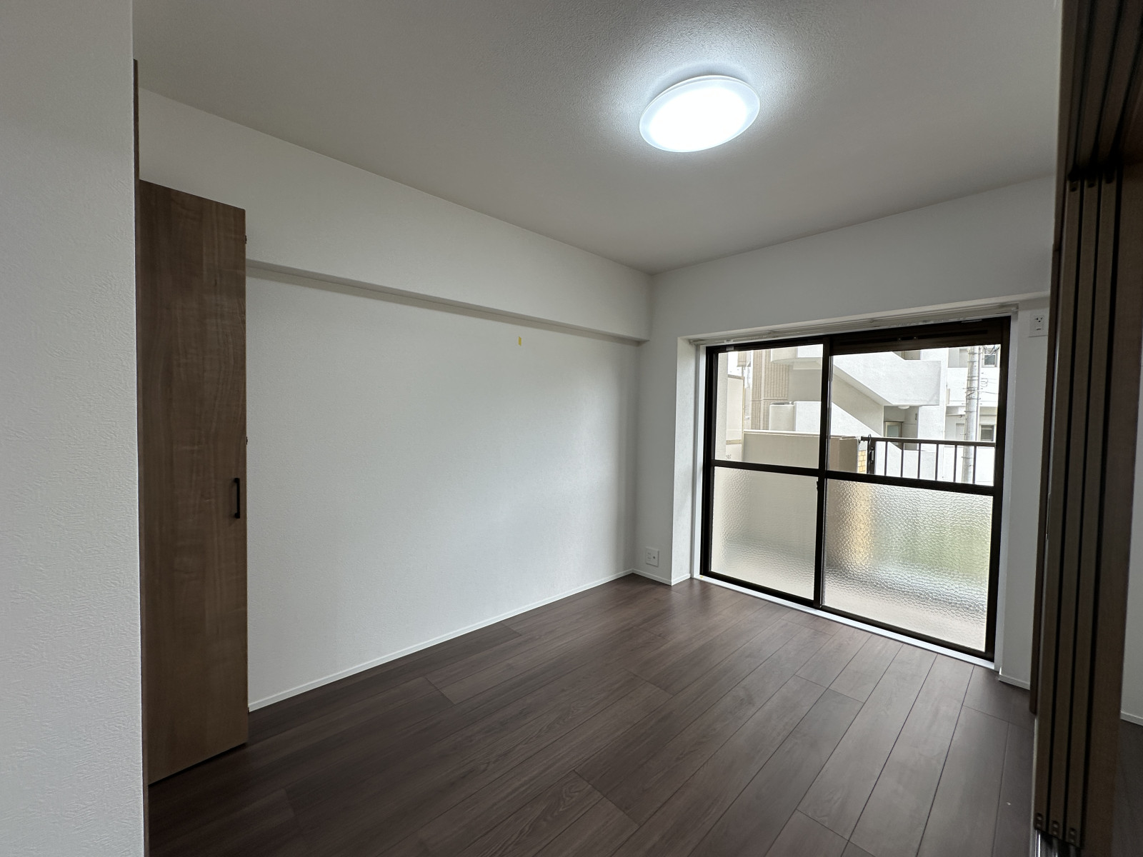 リビング横の約5.5帖の洋室◎