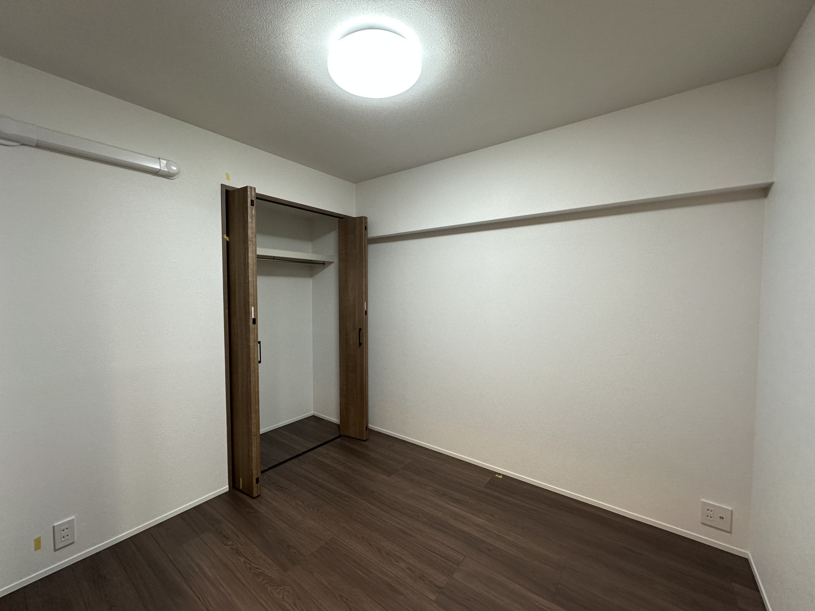 リビングの横にある約4.2帖の洋室◎