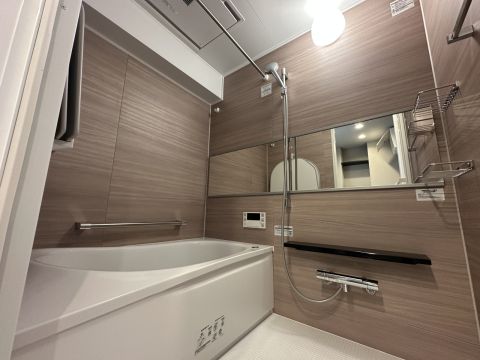 １日の疲れを癒すバスルーム◎ 急な雨の日でも洗濯が干せる浴室乾燥機付きなので便利です◎