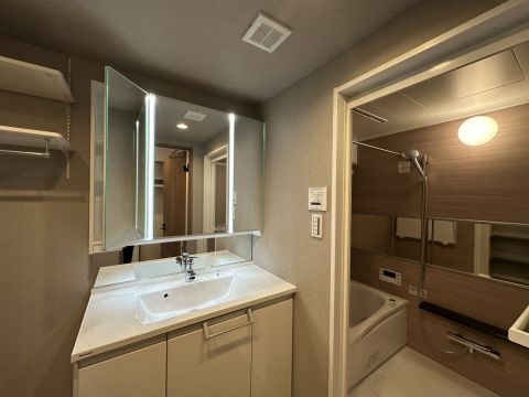 三面鏡も付いていて、収納スペースがしっかりと付いています◎ 広々としたスペースで快適にお洗濯ができます◎
