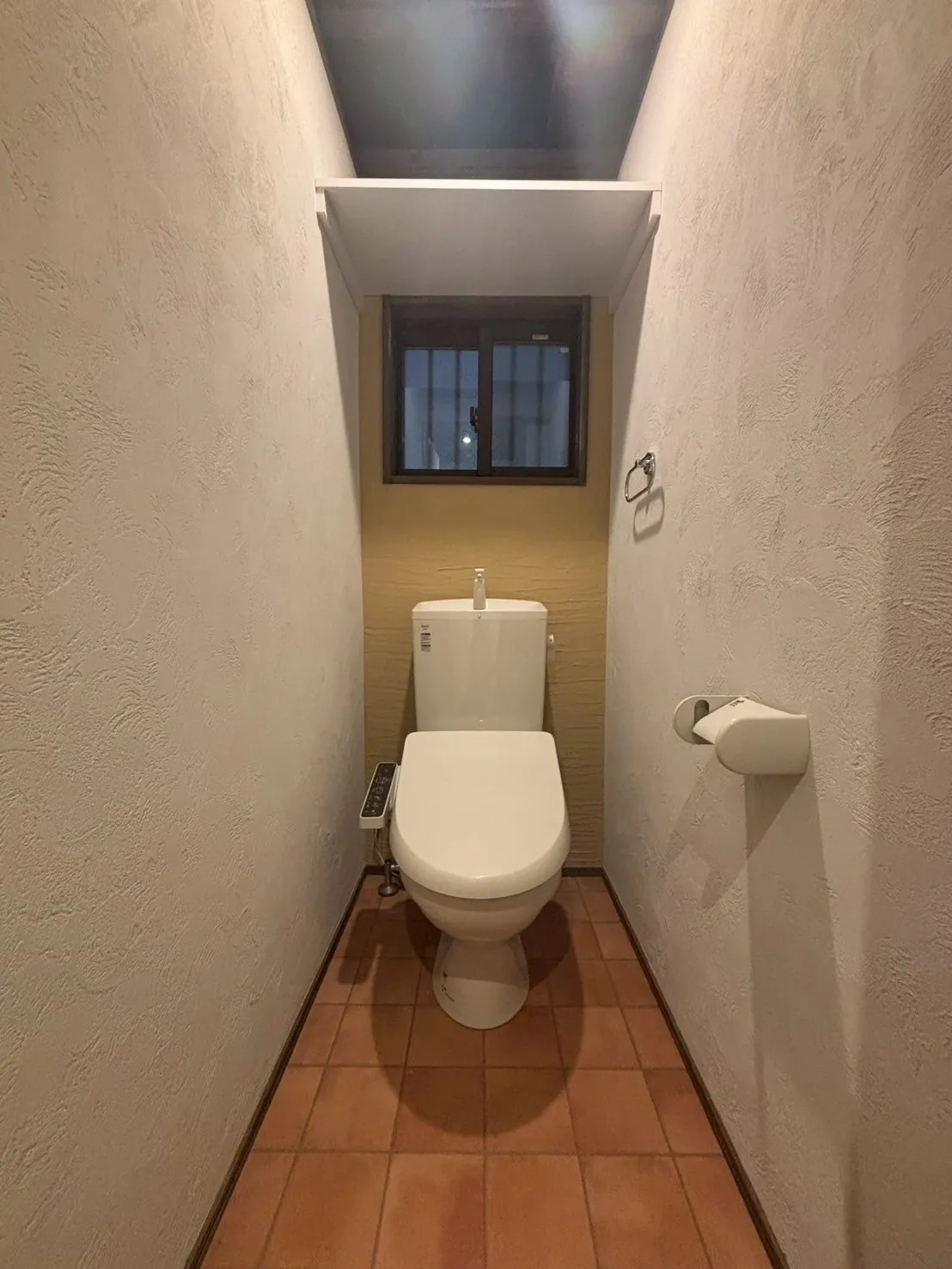 トイレの床もテラコッタ風にすることで、落ち着いた空間になりました。